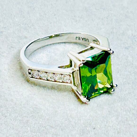 Peridot Tone Emerald Cut Center Stone CZ Accents Silver Tone Ring Size 7 - Picture 2 of 4